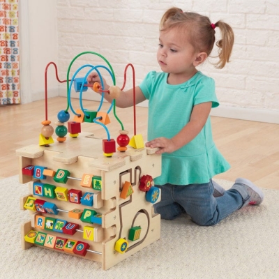 Houten-activiteiten-kubus-met-kralenboog-Deluxe-Kidkraft (63298)